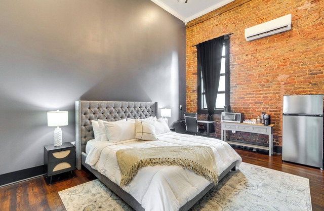 Boutique Studio Stay in the Heart of Marshall!