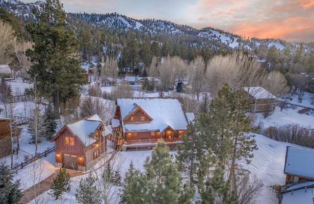 Bow Canyon Oasis ~ Luxury Moonridge Log Home | Game Room & Loft