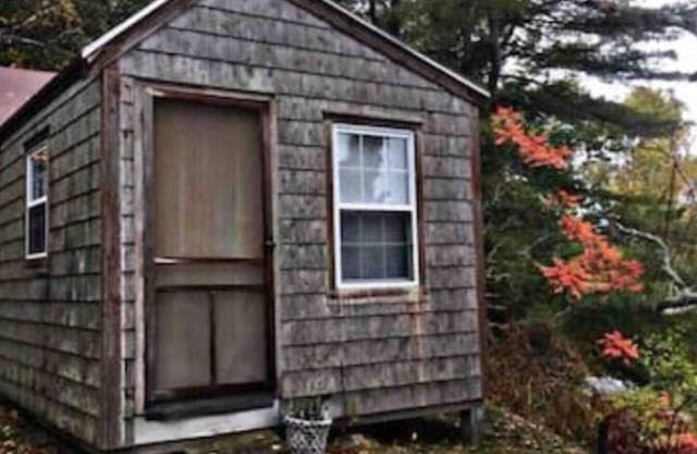 Bowman Island rustic sea cabin/ “glamping” getaway