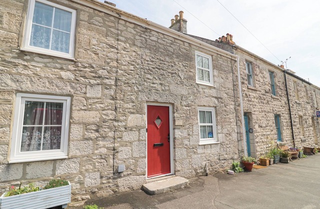 BOWMAN'S COTTAGE, romantic, with a garden in Wakeham, Portland