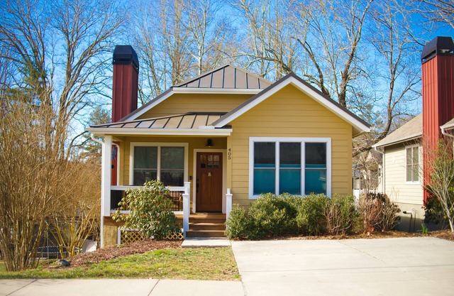 Bracken Bungalow - Cozy retreat a short stroll from downtown Brevard