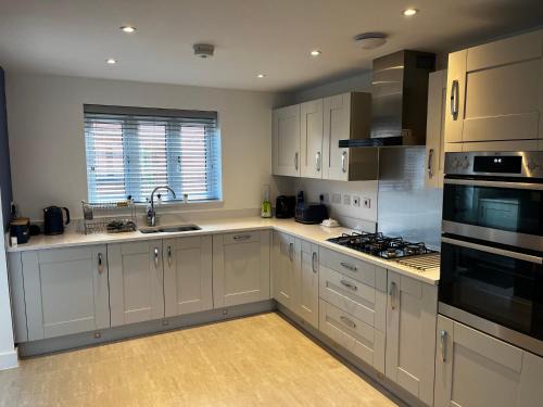 Brackley near Silverstone Grand Prix 3 double bed family home