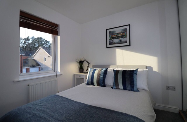 Bracknell - Stylish - Three Bedroom (Three Bathroom) House