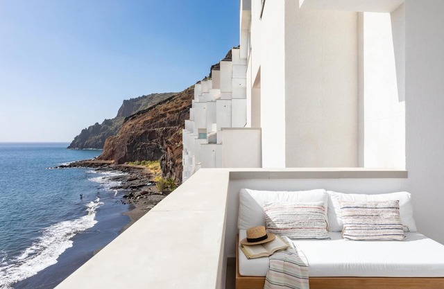 Brand new apartment, stunning sea views