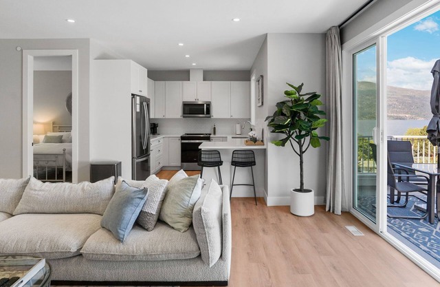 Brand new 2-bed 2-bath suite, 1-min walk to beach