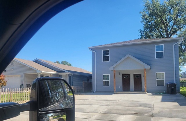 Brand new 3bed 2bath townhome on River's Edge! 1 block from IA/NE walk bridge!