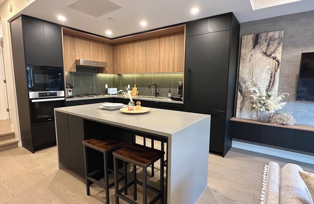 Brand New Award Winning Townhouse|3BR|Van West|Skytrain|12 min to Airport & DT