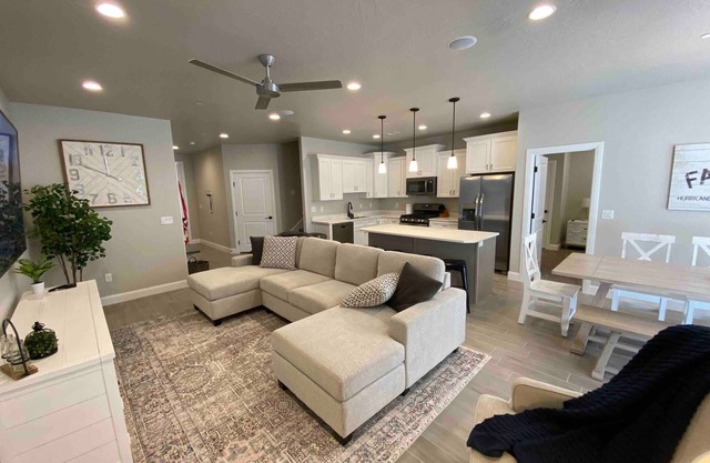 Brand new build 4B/3.5B in Zions Village w/Hot Tub