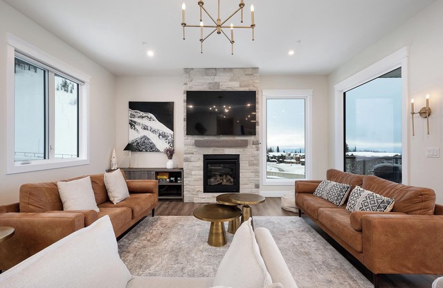 Brand new duplex on the Ridge with incredible mountain views and an elevator!