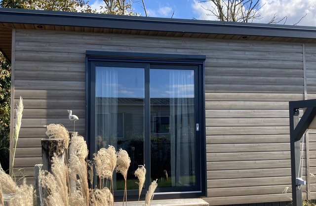 Brand new chalet juist 317 steps from the Renesse beach