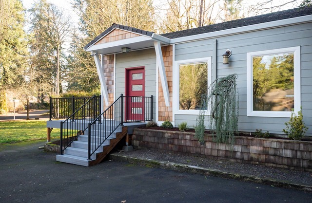 Brand New Guesthouse with Riverfront Patio