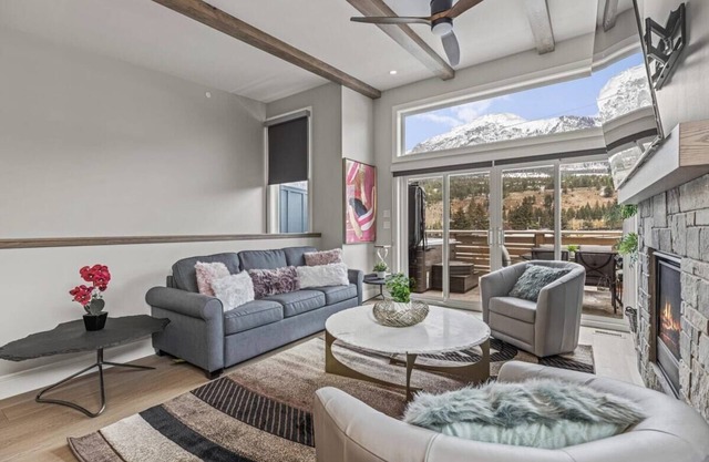 BRAND NEW|Hofburg by SSR|TopView|Luxury|PRIVATE HOT TUB|4BR plus Den