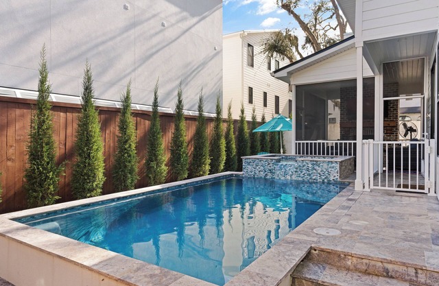 Brand New Home, Sleeps 10, Pool and Screened-in Porch with TV!