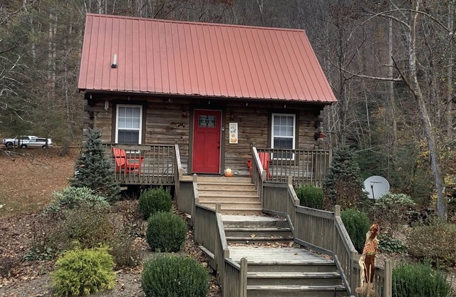 BRAND NEW JACUZZI HOT TUB Real Log Cabin, Beautiful Rushing Trout Stream, Wifi.