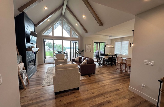 Brand New Lakefront Retreat on Williamstown Lake 7 Miles from The Ark