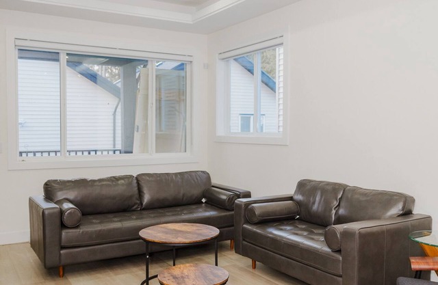 Brand new luxurious home in Surrey, sleeps 10