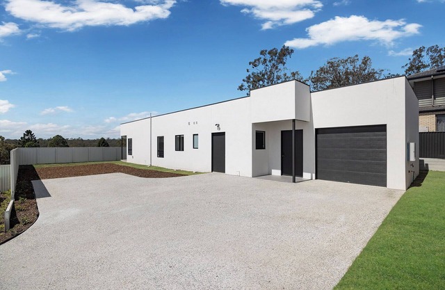 Brand New Luxury 3 bedroom Home/3 ensuite - bathroom/Free Wifi