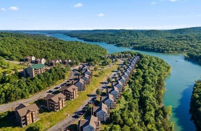 Branson Gem on Table Rock Lake near Indian Point, Silver Dollar City, Walk Trail
