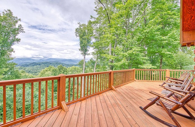 Breath-taking long-range views nestled in the heart of the Great Smoky Mountains