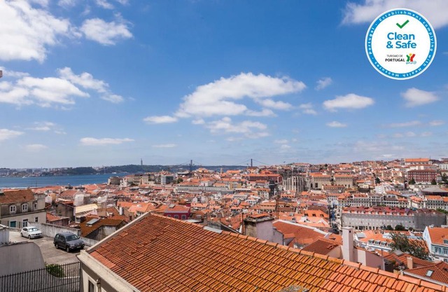 Breath-Taking River & City View Stunning 3 Bedrooms & 3 Bathrooms With AC Alfama Castle district 1st Floor Apartment