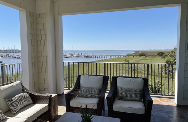 Breath taking water views with huge lani