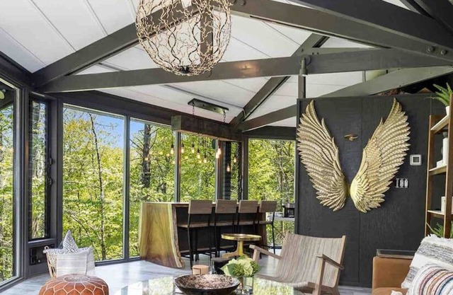 Breathtaking Boutique Treehouse nestled in clouds