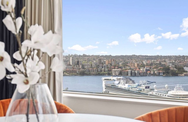 Breathtaking Harbour Bridge Views in Prime Locale!