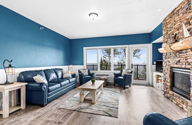 Breathtaking Lake Views | 2BR w/King Suite | Pools