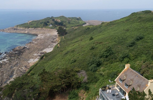 Breathtaking site, feet in the water, wild peninsula, all seasons