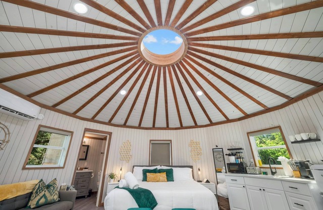 Breathtaking Treehouse Yurt! King Bed and Spa!