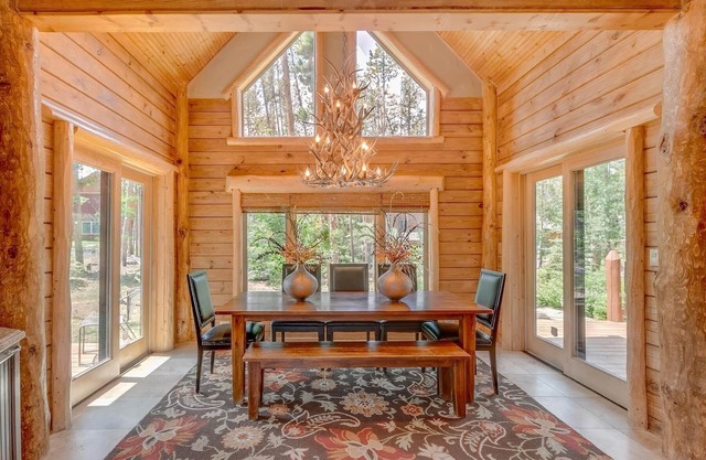 BRECK LUXURY LOG HOME, MINUTES TO MAIN ST FREE VIP SHUTTLE SKI SEASON