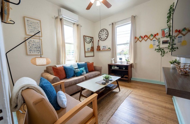 Breezy 1BR Retreat – Walk to UofA & Spring Fun!