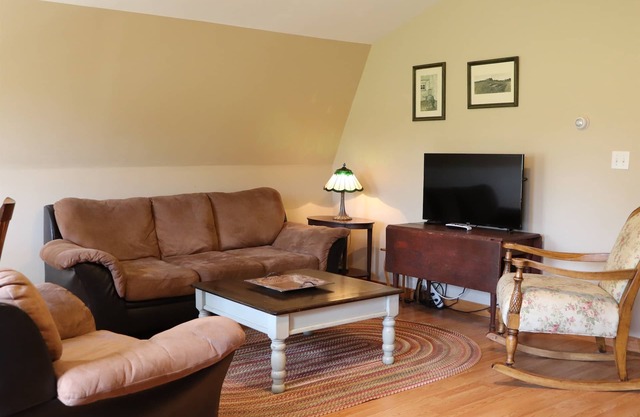 Breezy Acres Farm Apt 2 Game room, large yard, fire pit, private entrance