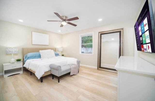 ~Breezy Biz Sleeps 12 Heated Pool & Boardroom~