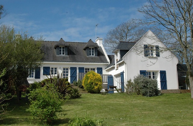 Breton style villa set in a large garden, indoor heated pool (28°), jacuzzi