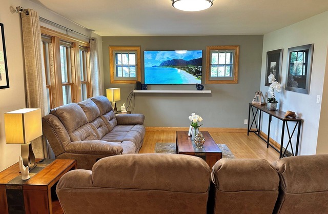 Brick Vacation House On Waldo Blvd w/Heated Garage, BBQ, Fire Pit