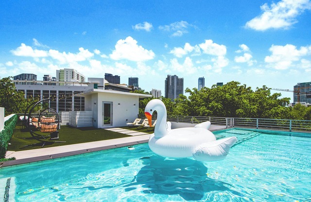 Brickell Luxury Miami Home, Rooftop Pool, Grill, City Views & Mins to Beaches