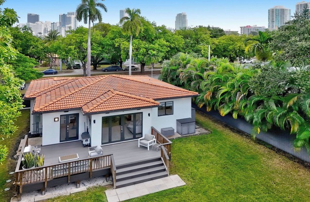 Brickell Retreat- Top Location - Walkable-Remote-Ready - Private Backyard Oasis