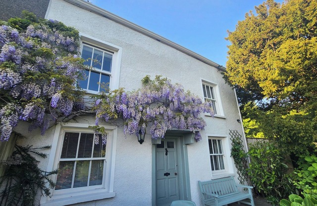 BRIDGE END COTTAGE, pet friendly, with open fire in Cartmel