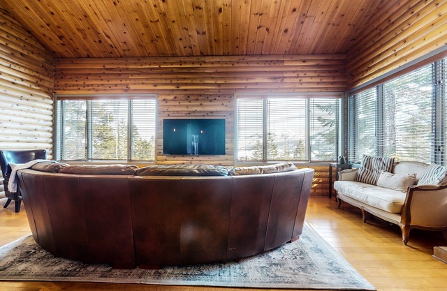 Bridges Townhome 11 Pet-Friendly Deluxe Townhome with Private Hot Tub and Stones throw to slopes by RedAwning