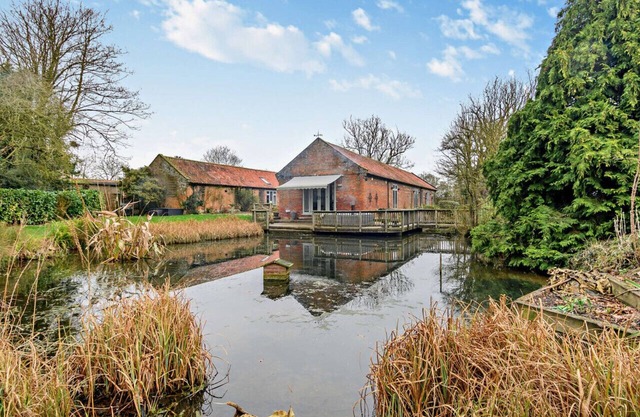 Bridgewater Barn - Four Bedroom House, Sleeps 8