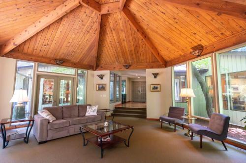 Bridle Trails Treehouse