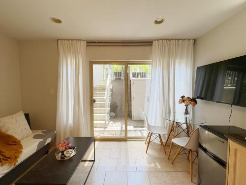 Bright 1-Bedroom Garden Suite, Sleeps 4, Near Downtown & YVR