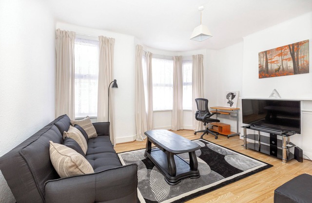 Bright 1BR Flat, East London, 5min Upton Park Tube