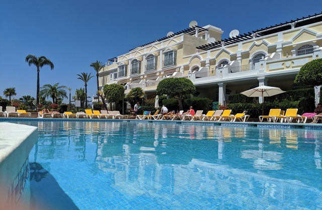 Bright 2 bedroom apartment in a great location! 3 Pools, Private Parking!