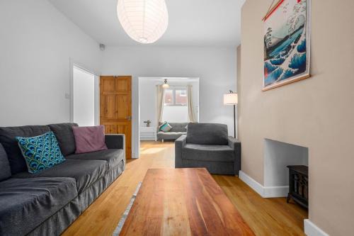 Bright 2BD Home - 10 mins to Central Manchester