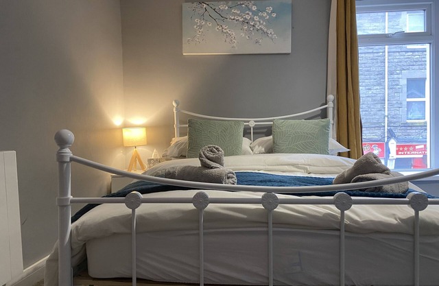 Bright 2BR,Sleeps 6 - Bridgend Centre, Train Link