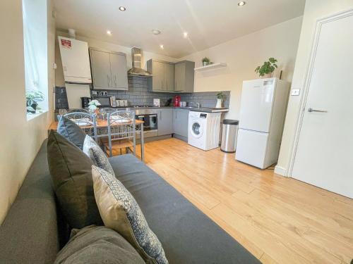 Bright 3-Bedroom Aldgate Flat with Free WIFI near Tower Hill, Brick Lane & Spitalfields