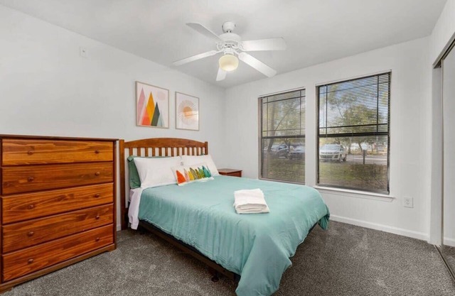 Bright 4BR Retreat Pool, Gym & Extended Stays