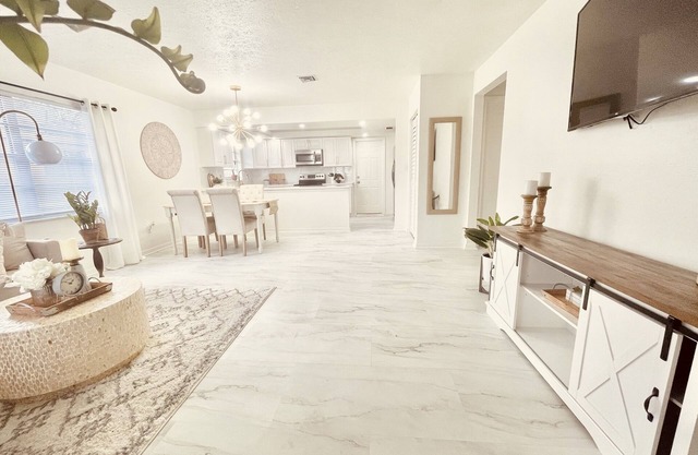 Bright & Airy 2bed 2bath home near downtown/Weekly and monthly discounts!